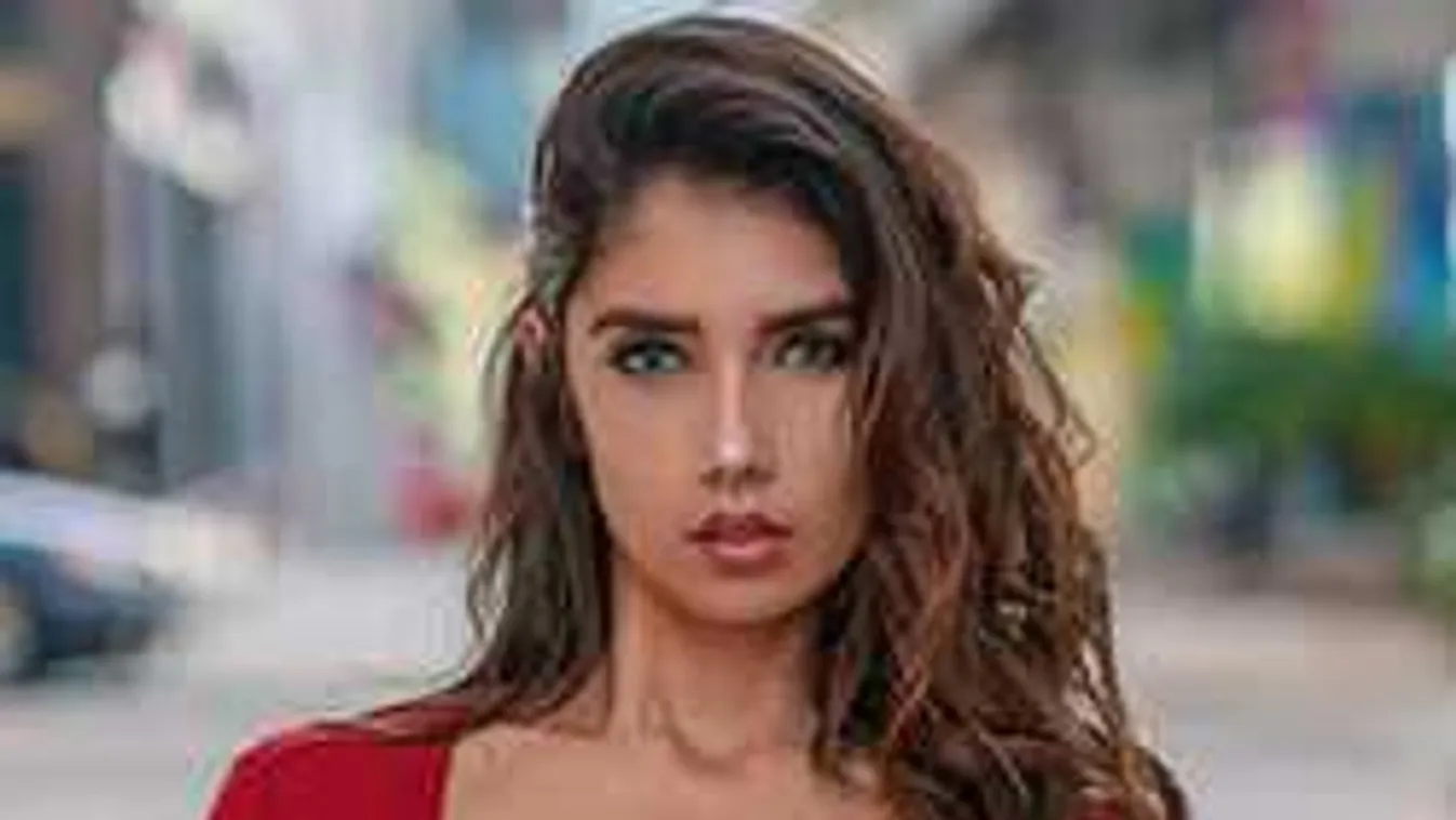 Nyelvével édesget magához a dinnyemellű vadóc lány