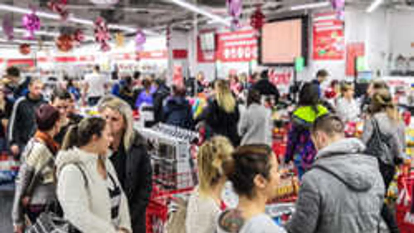 Az ország fele már szabira ment, tele vannak a plázák