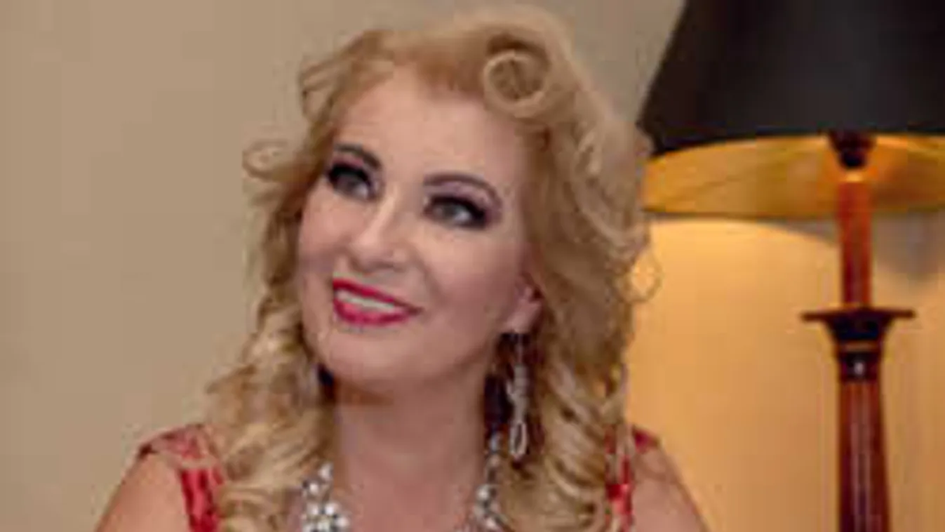 Zavarba ejtő fotó: Kiszel Tünde dekoltázsától leesik az állad