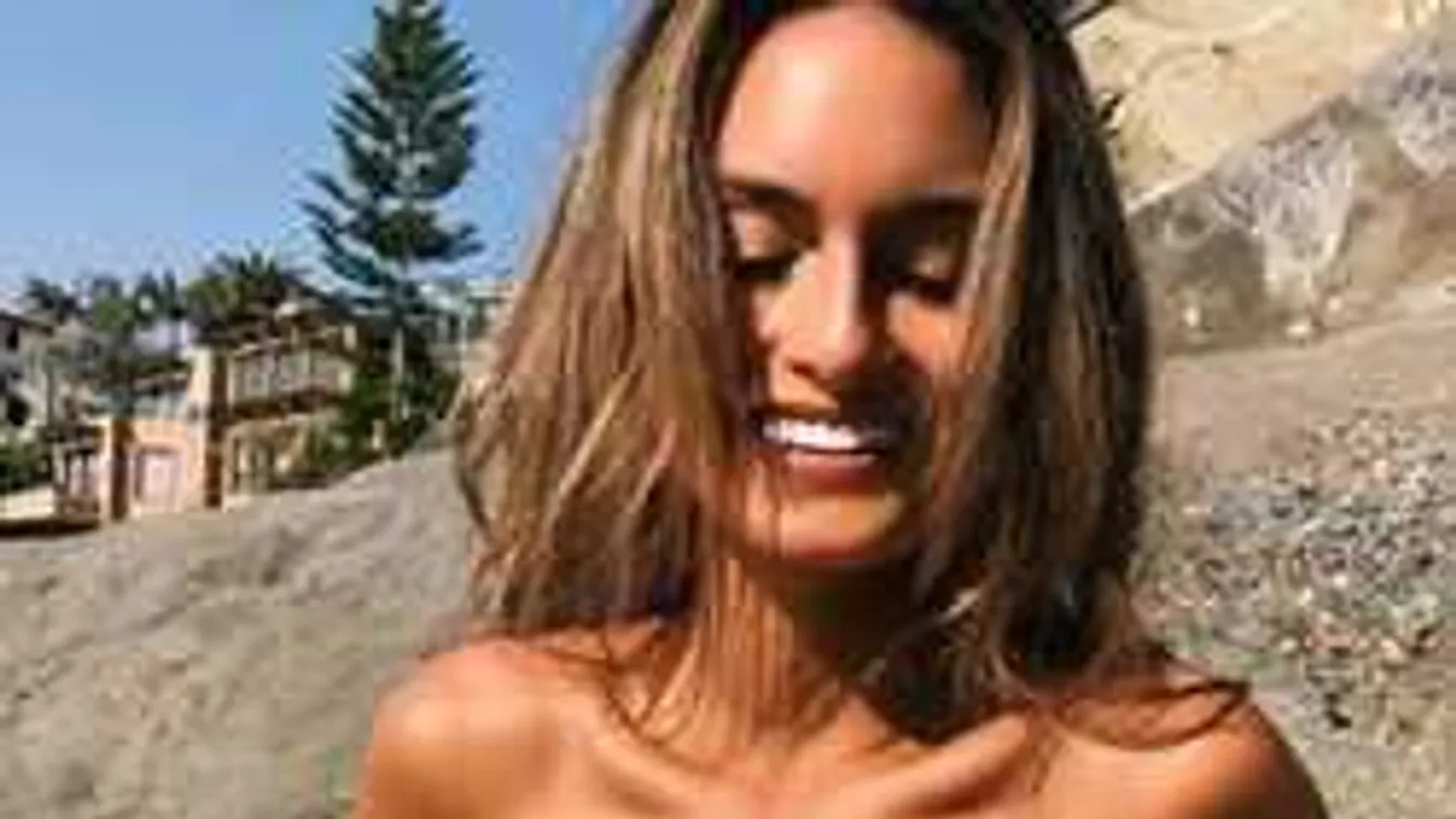 Félmeztelenül gördeszkázott a parkolóban a gyönyörű lány!