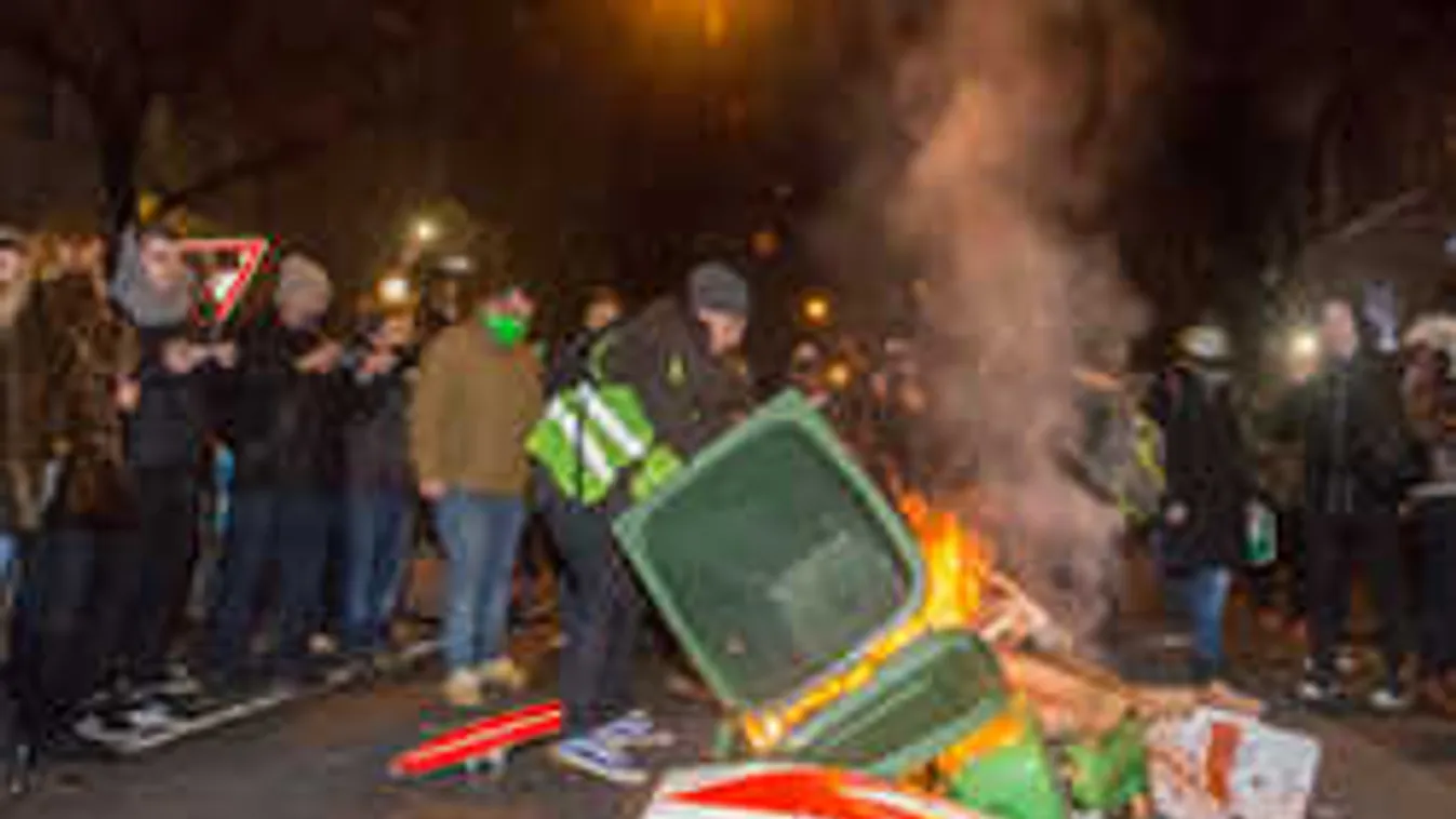 Így törtek-zúztak az ellenzéki vandálok Budapesten: fotóalbum