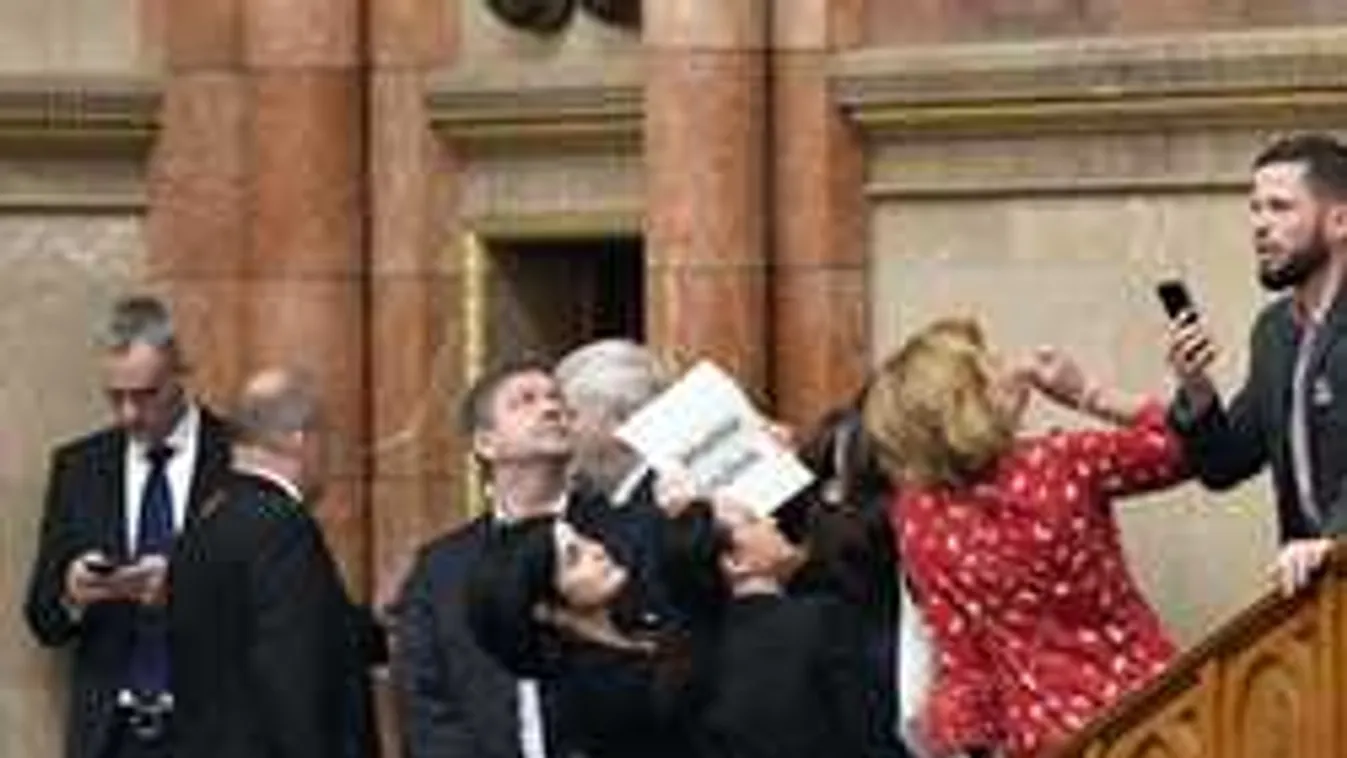 Ellenzéki csürhe a Parlamentben, Füttyös Juhász a példakép