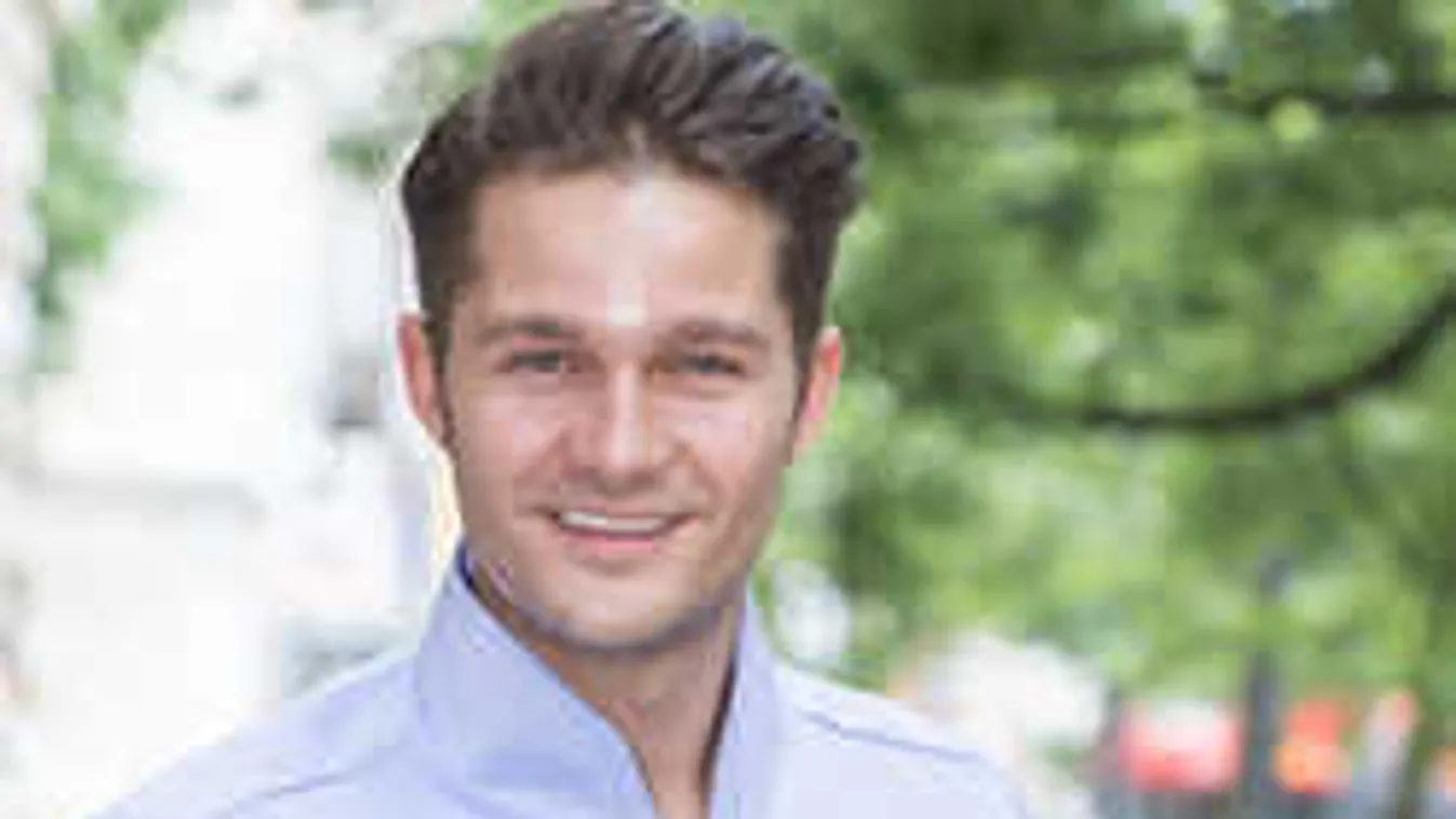 Baleset érte a magyar sztárszínészt: nagy fájdalmai vannak