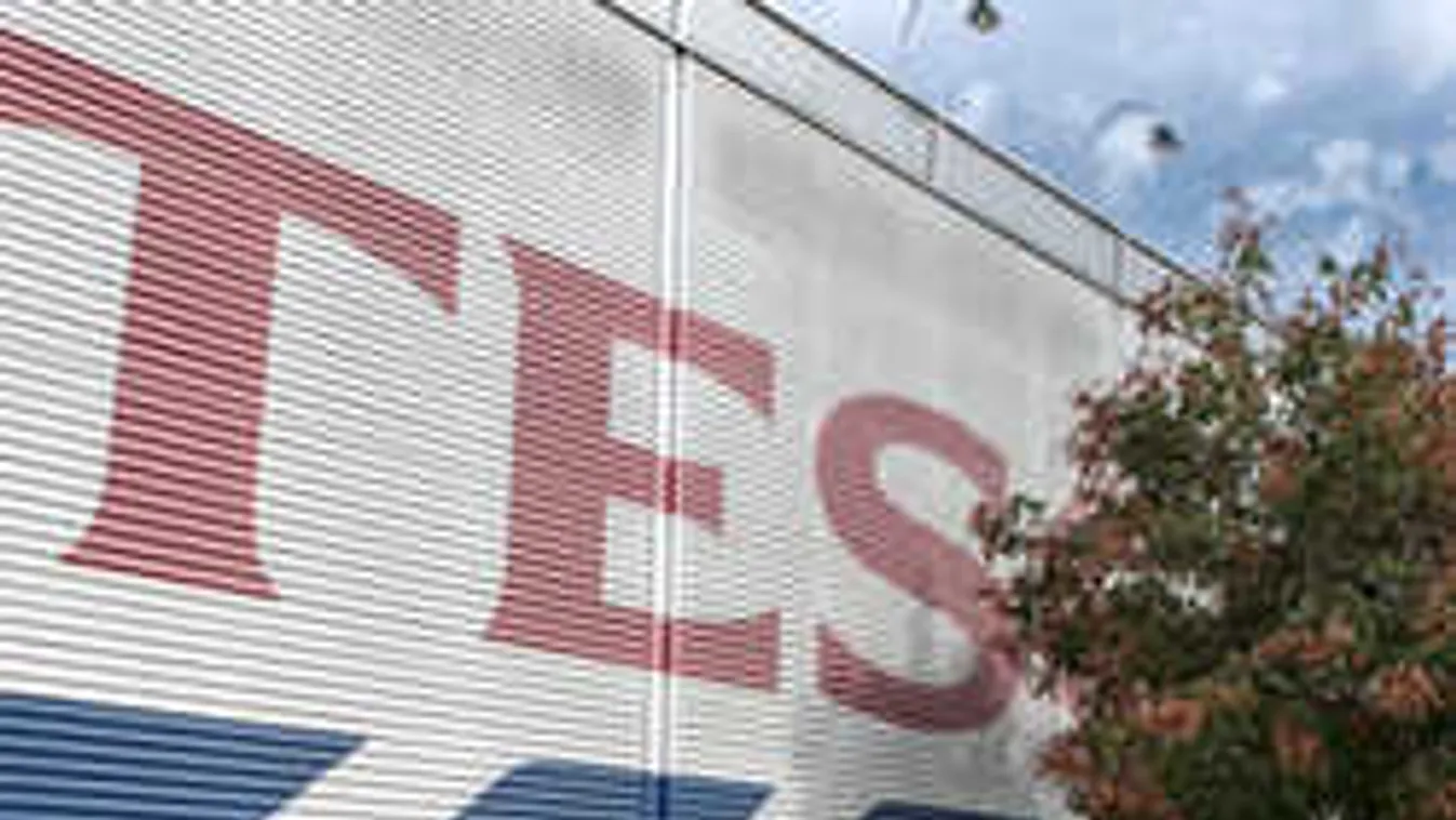 Most közölte a Tesco, ezért kellett azonnal kiüríteni az üzletet Budapesten