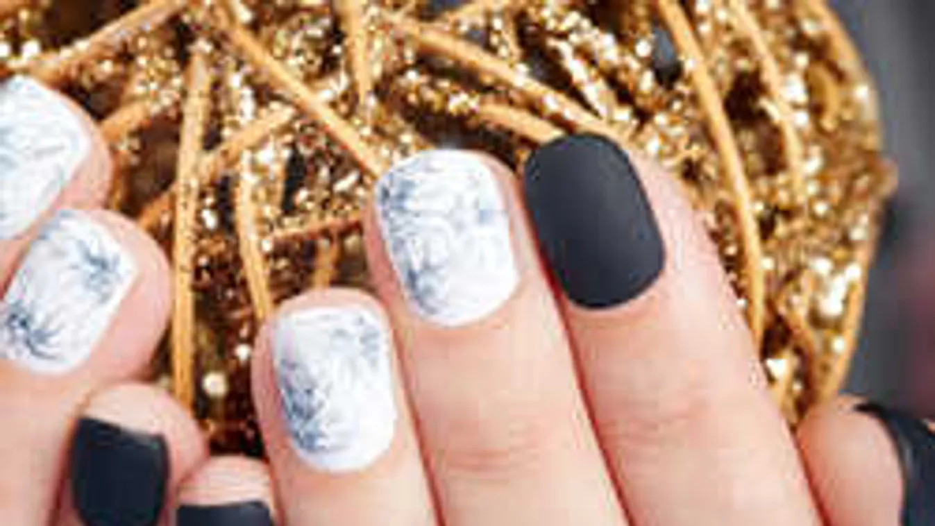 Csupa csillogás - így festik az ünnepekre a körmüket a nők