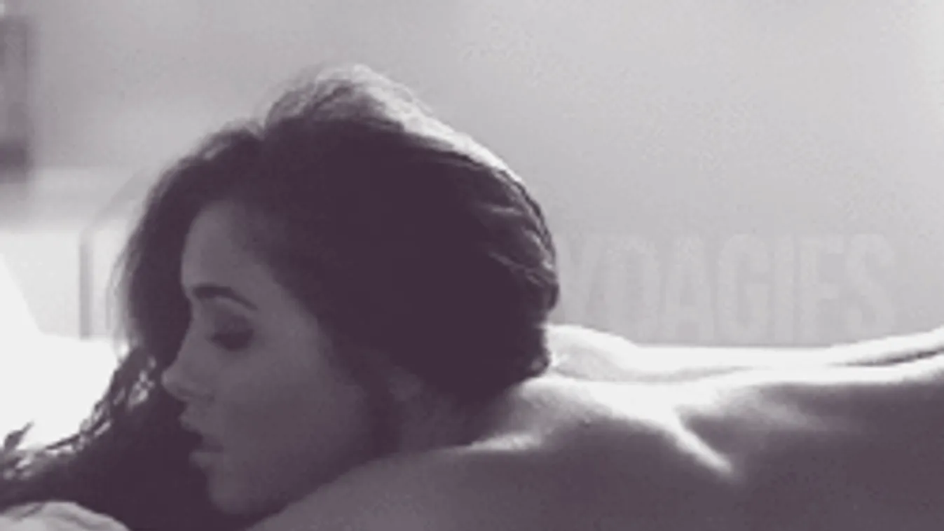 Póló és melltartó nélkül készül a bulira a csinos szőkeség