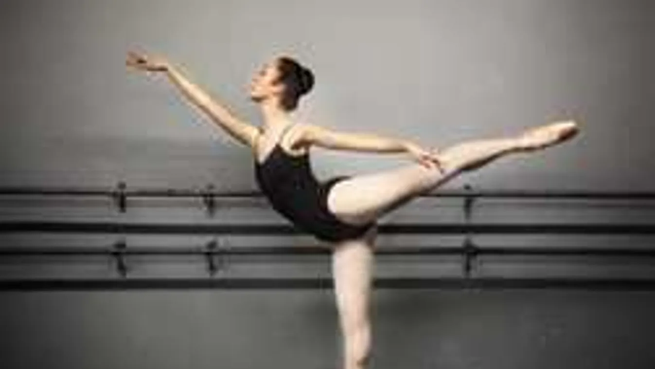 Kikerült egy pikáns fotó a pucéron balettező táncosnőkről!