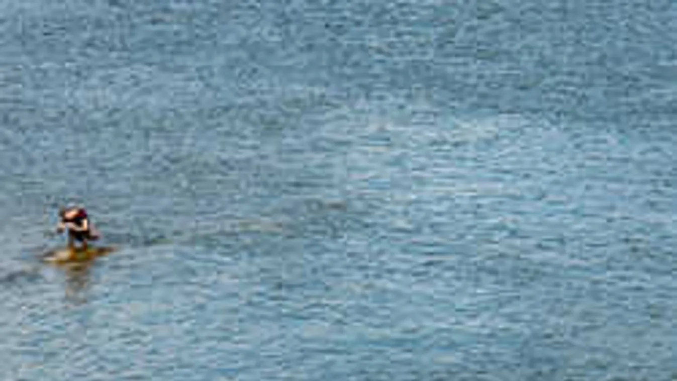 A hídhoz riasztották a rendőröket, a mentők is oda rohantak