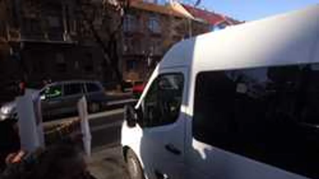 Eltűnt villanyszerelők ügye: rátámadtak a családtagok a gyanúsítottra