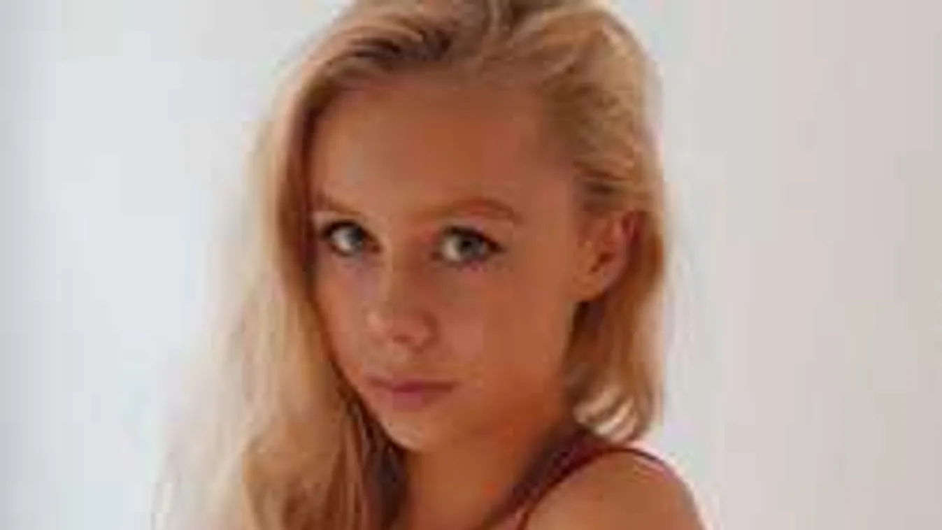 Iszonyat szexi, ahogy kibuggyannak a szőke modell keblei