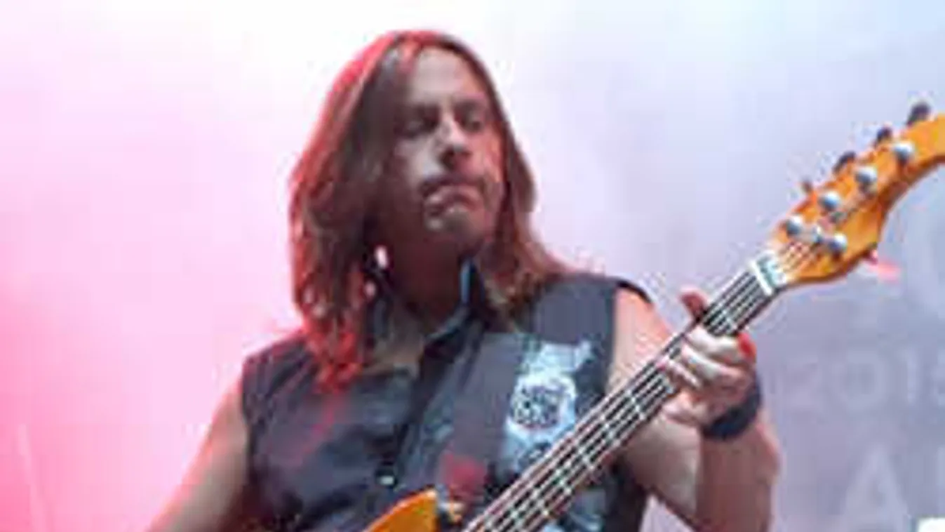 Apaságáról vallott a magyar rocksztár: kislánya levette a lábáról