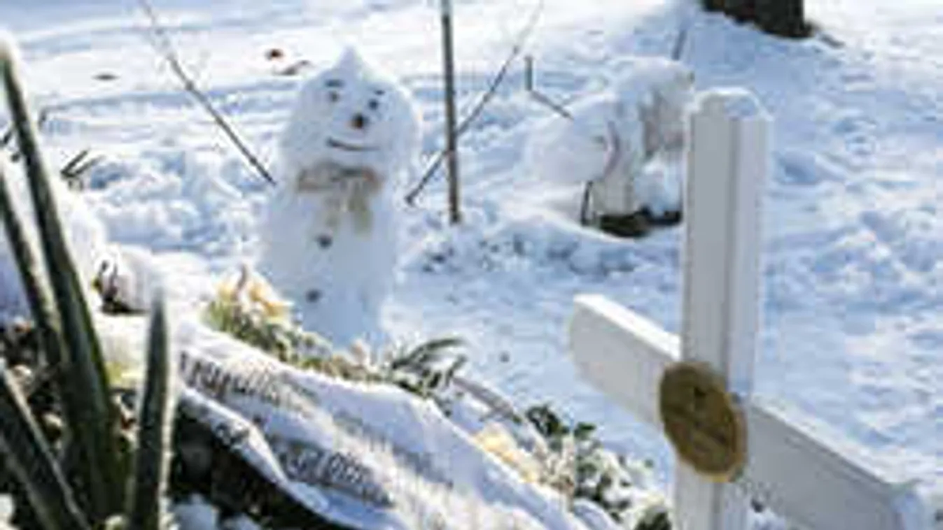 Pánik az iskolában, kiközösítették az elhunyt kisfiú családját