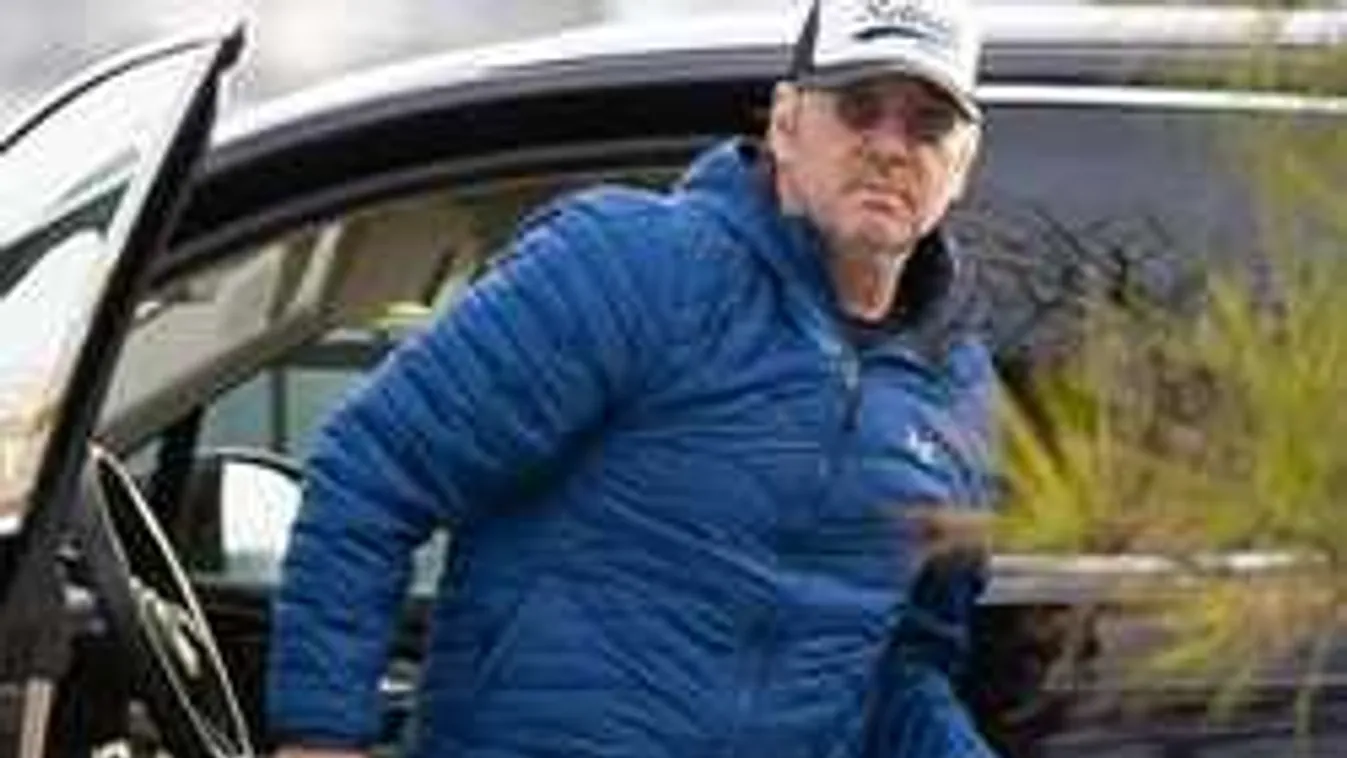 Nem várt dolgot tett a rá leselkedő paparazzikkal Kevin Spacey!