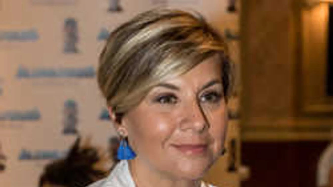 Már a nevét is megváltoztatta a válófélben lévő magyar színésznő