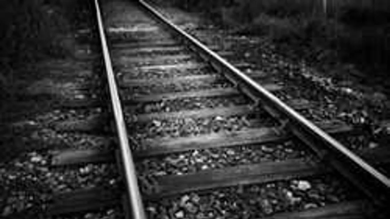 Mit keresett egy pucér magyar férfi a sínek között délelőtt?