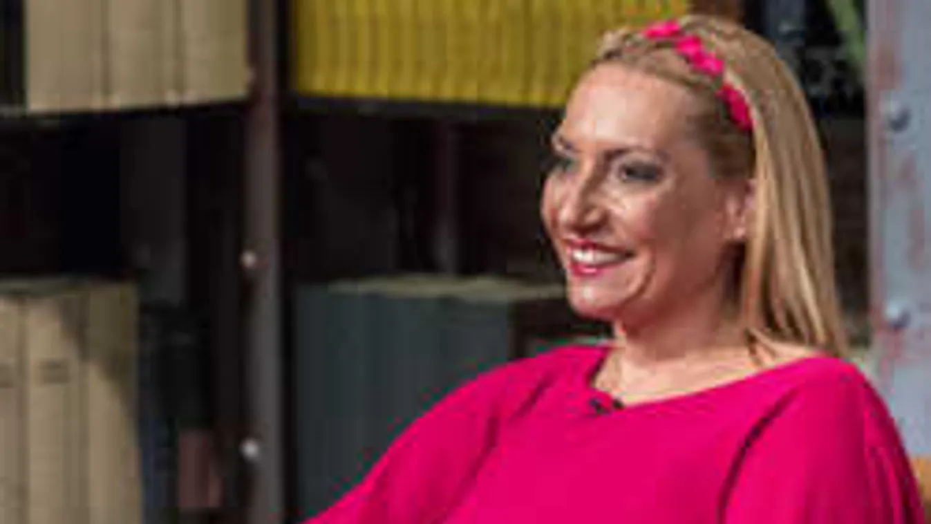 Várandósan is hazajár a Hollandiában élő magyar tévés