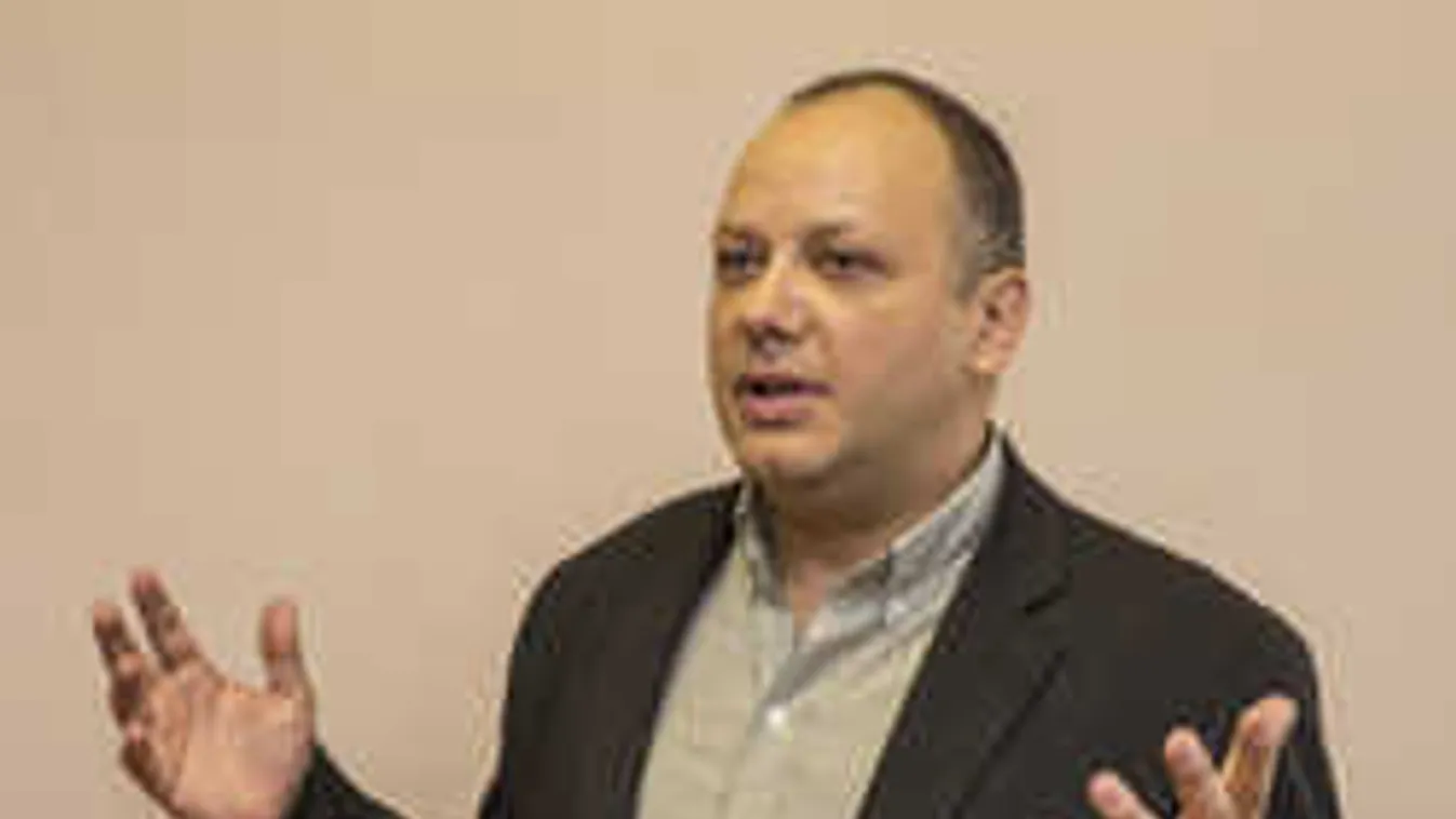 Megdöbbentő helyzetben fotózták le Damu Rolandot, rá sem lehet ismerni