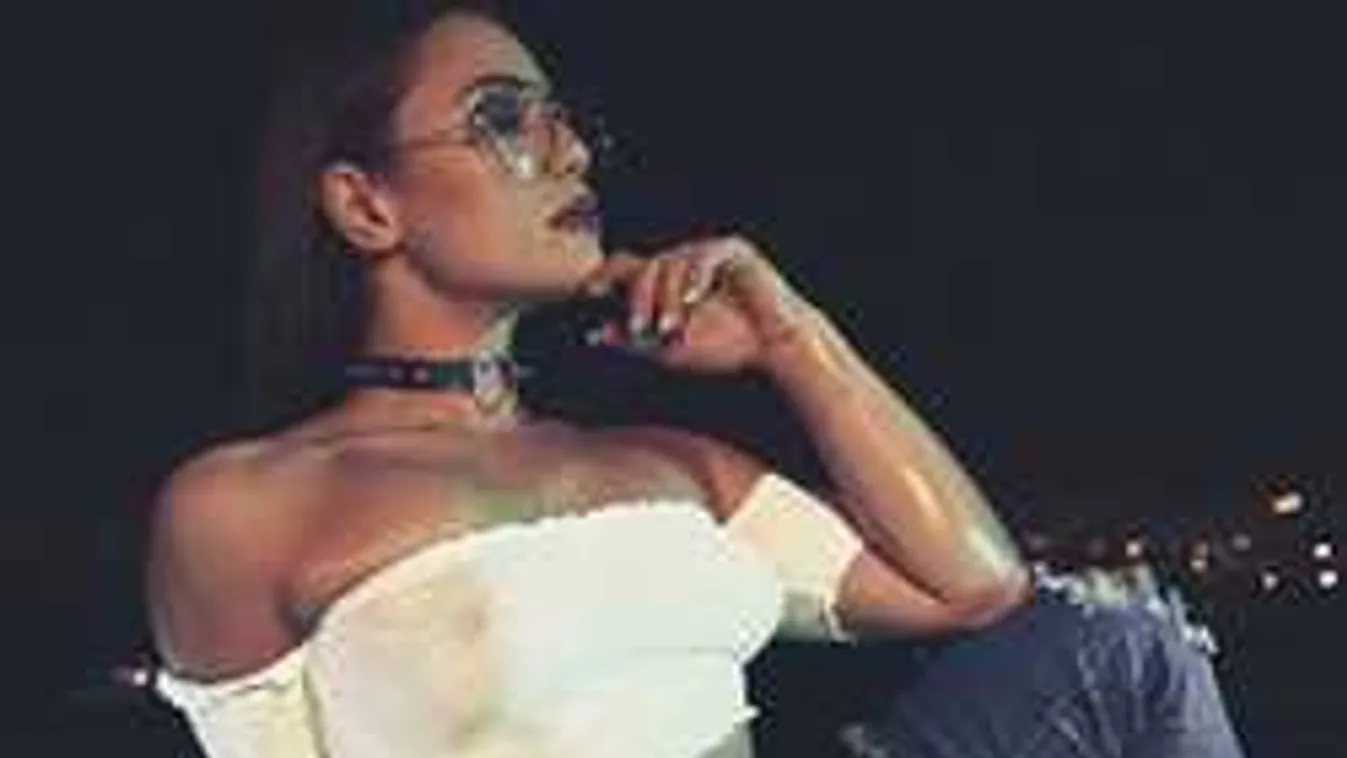 A fél domboldal ráláthatott a kertjében meztelenkedő szépségre!