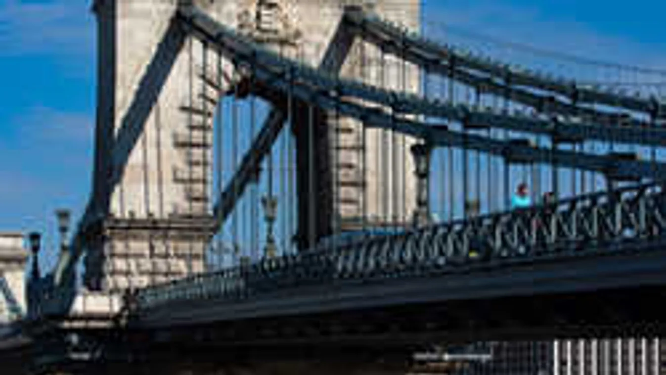 A mentők haladását is akadályozza néhány tucat agresszív tüntető