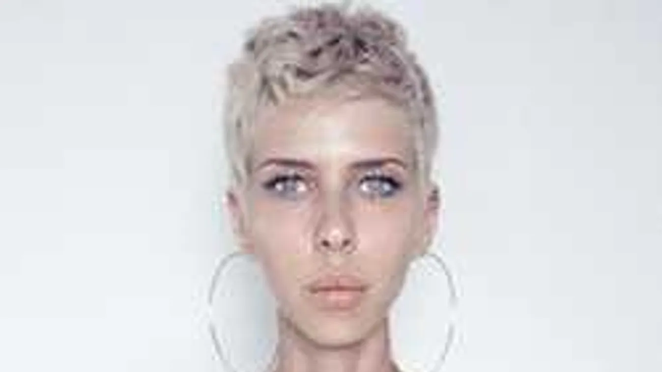 Félelmetes látvány: Lángoló kuka mellett pózol Cinthya Dictator