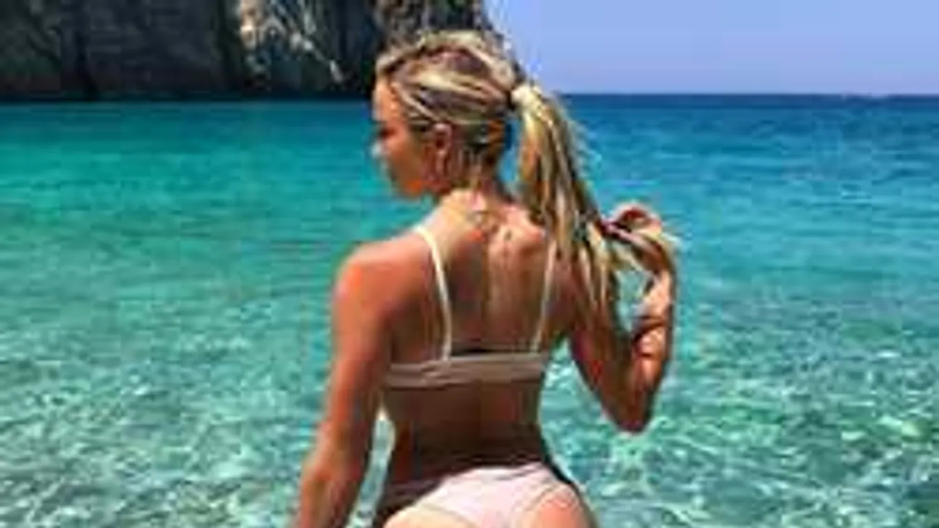 Merész pózban, melltartó nélkül fotózták a bevállalós bokszoló lányt