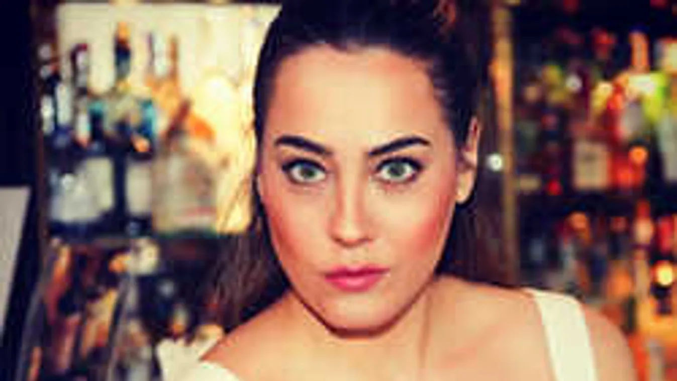 Belepirulsz, szégyentelen pózban fürdik a nagymellű Napoli-drukker