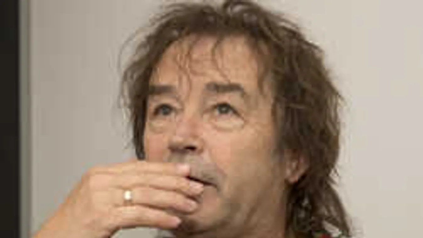 Meglepő fotó készült Szikora Róbertről, ezt tette a Mester utcában