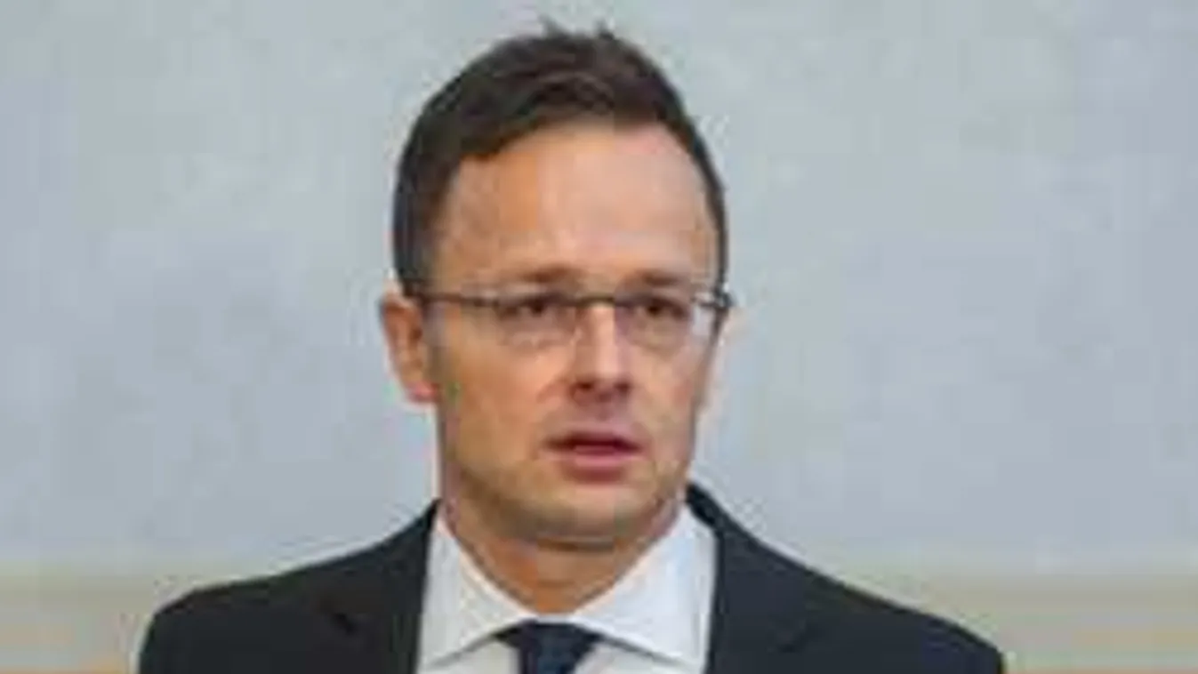 Szíjjártó: A hátsó ajtón hozzák vissza a migrációs csomagot