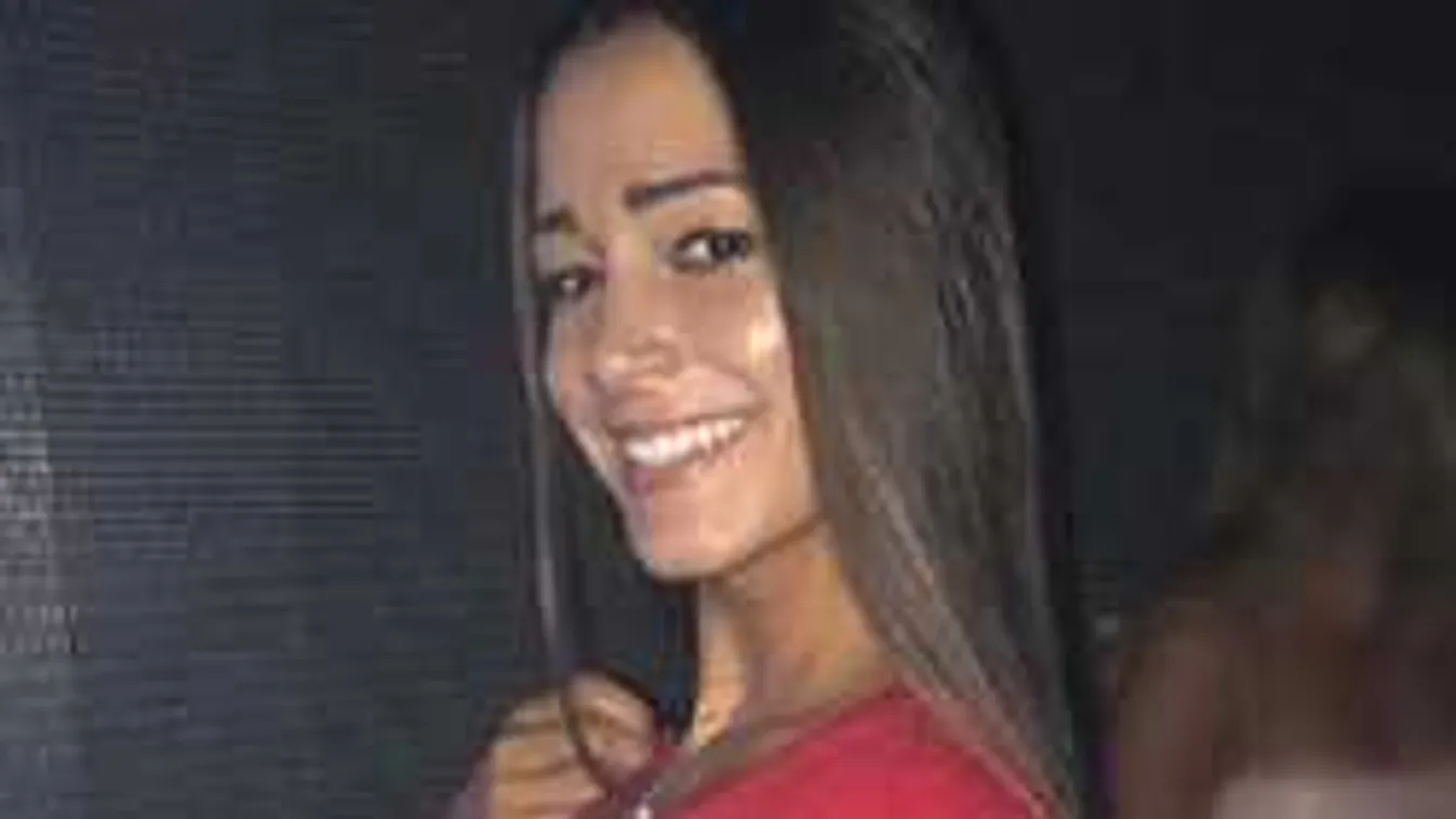 Lefotózták a híres modellt, kibuggyannak a mellei a szexi fürdőruhából