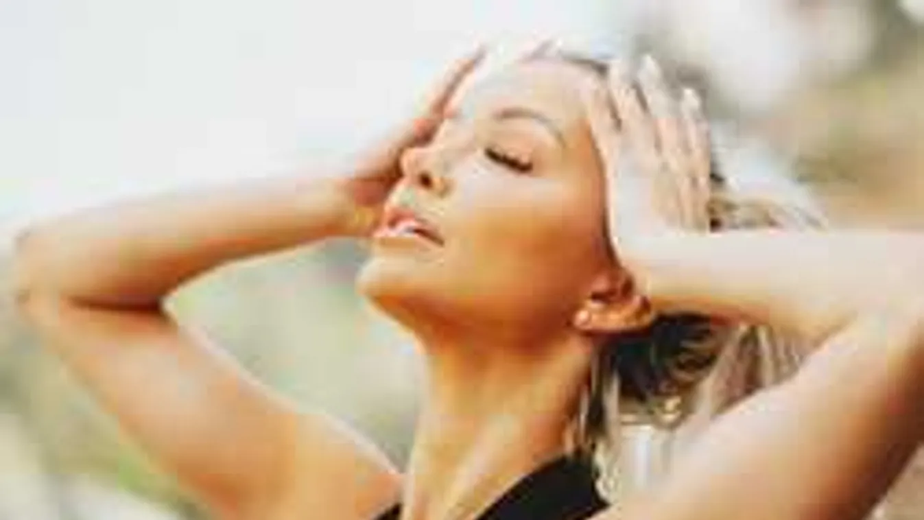 Brutális keblek, ledobta a felsőt a legnagyobb mellű színésznő