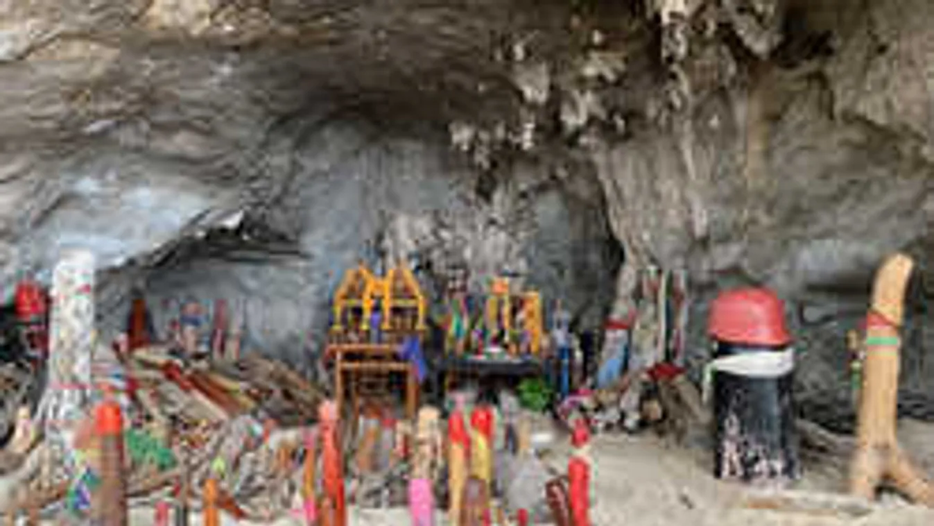 Titokzatos nő szelleme lebeg az óriás hímtagok fölött