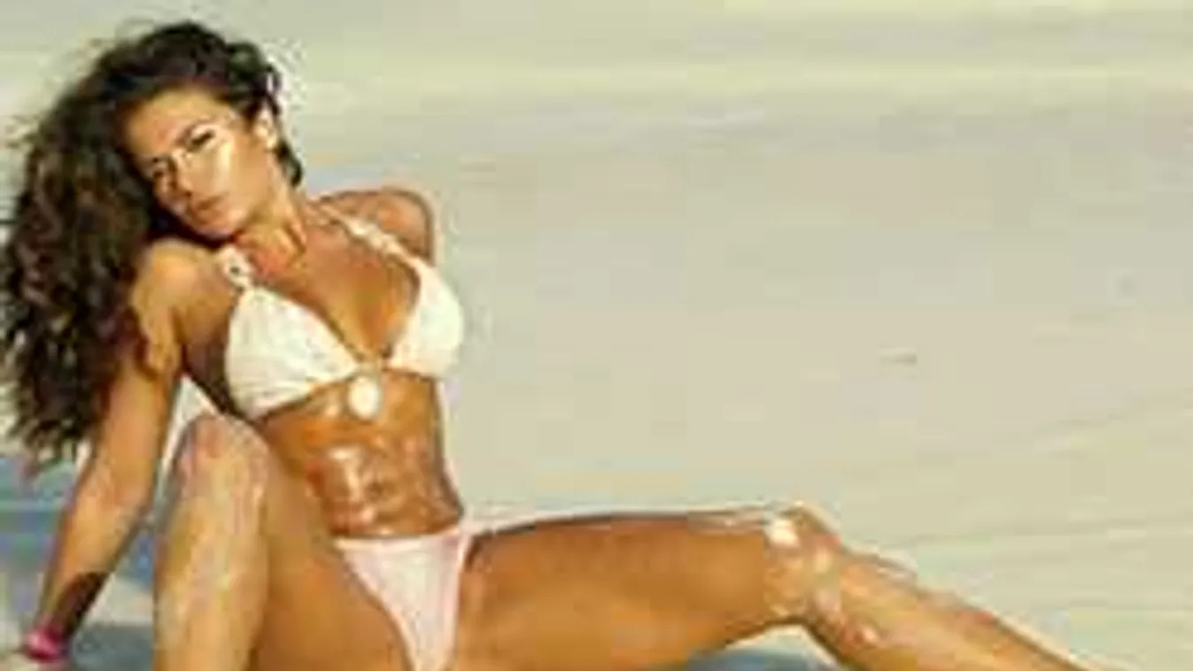 Széles terpeszben ringatózik a nagy mellű szurkolólány