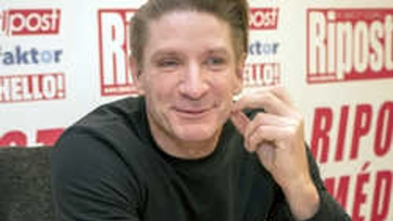 Lebukott Pintér Tibor: Vadul csókolta új barátnőjét