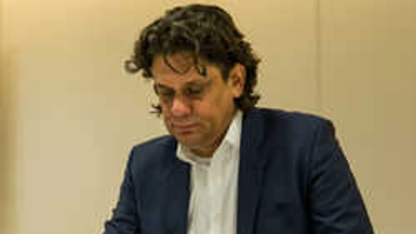 Elege van a titkolózásból, Junckernek vallania kell