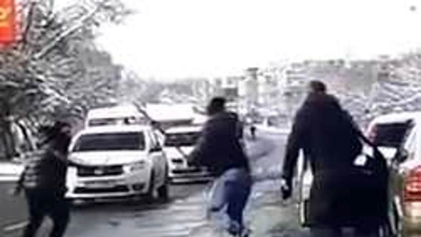 Karddal esett egymásnak két férfi a forgalmas úton! - videó