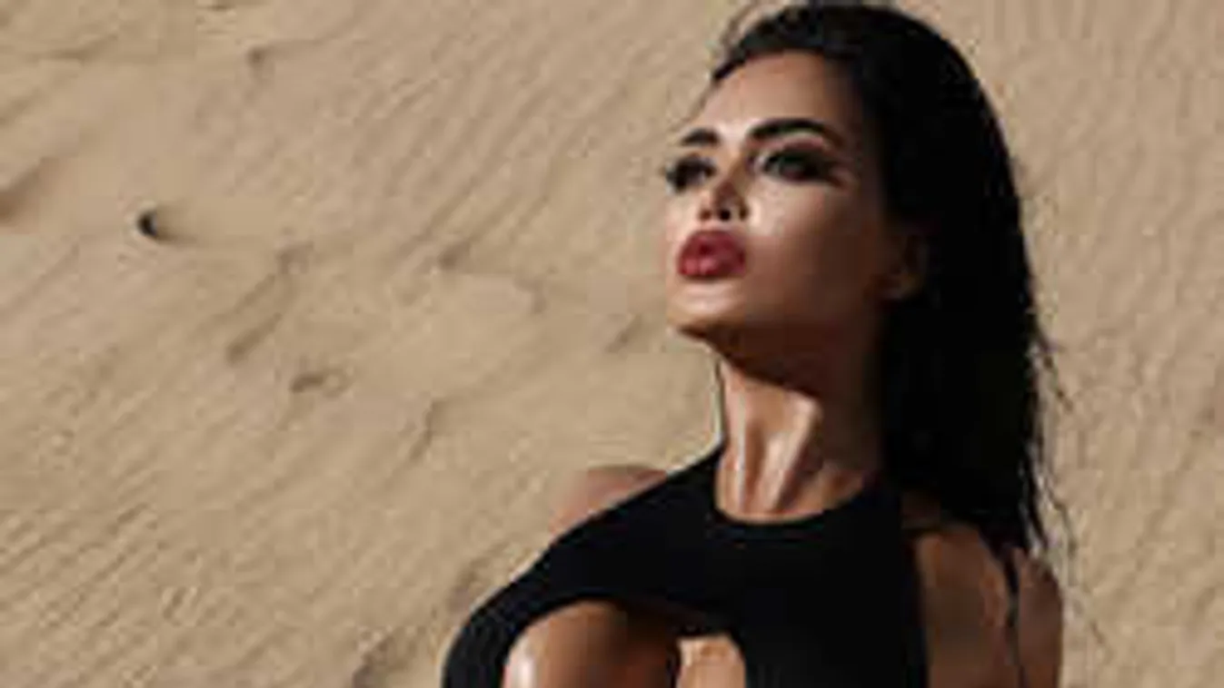 Anyaszült meztelenül álldogált az ablakában a híres modell