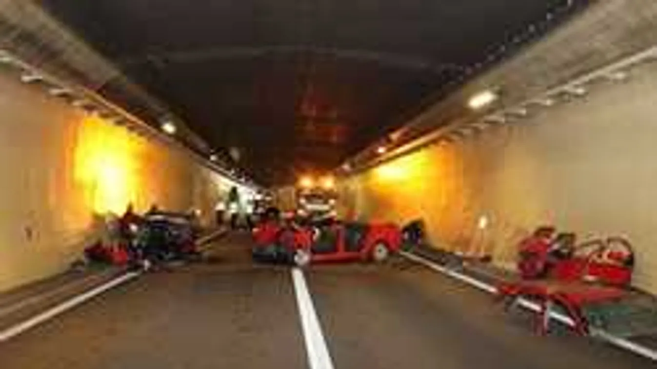 Súlyos balesetsorozat torlaszolta el a forgalmas alagutat! - videó