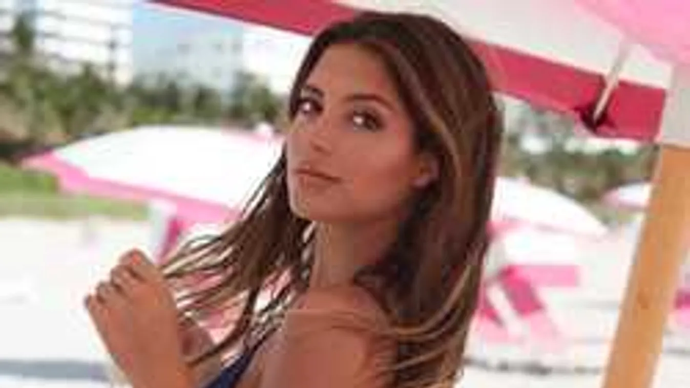 Melltartó nélkül, apró bugyiban fotózták a bombázó ügyvédnőt