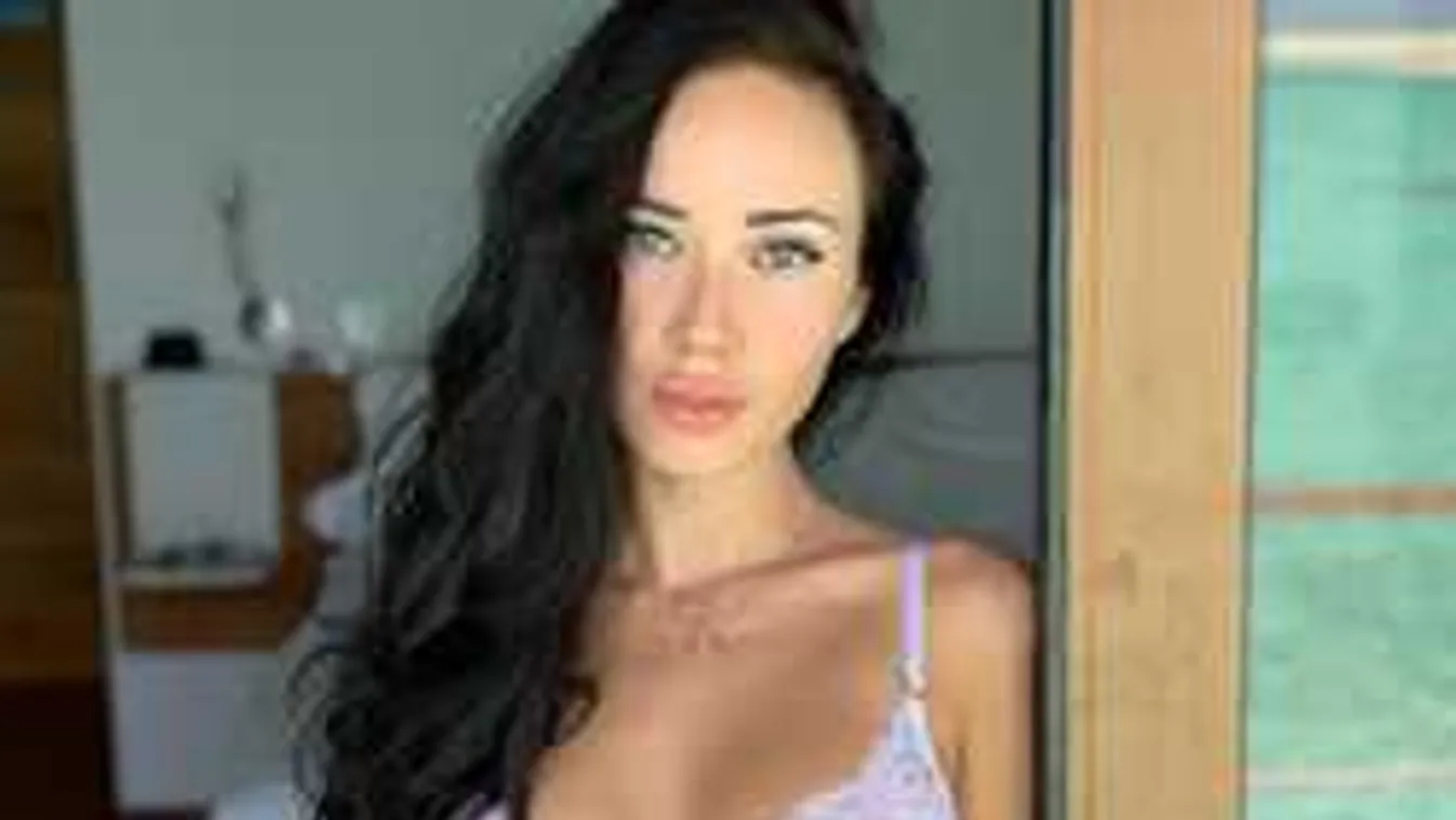 Lebukott, a nyaralásán vetkőzött le a dús keblű nagykövetasszony