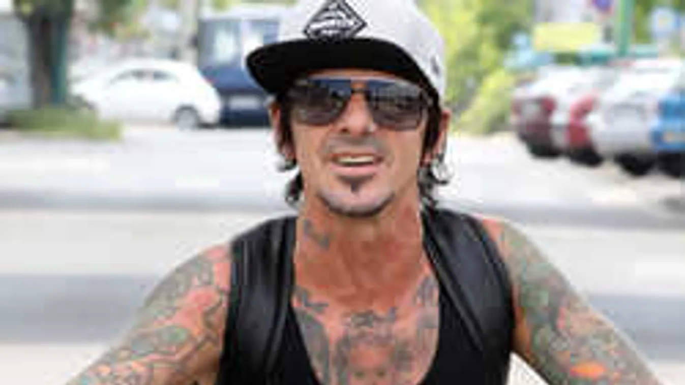 Nem hittünk a szemünknek: Festett körmöket villantott a magyar zenész