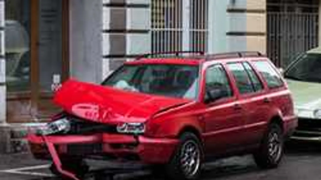 Balesetes roncsautók lepték el Budapestet