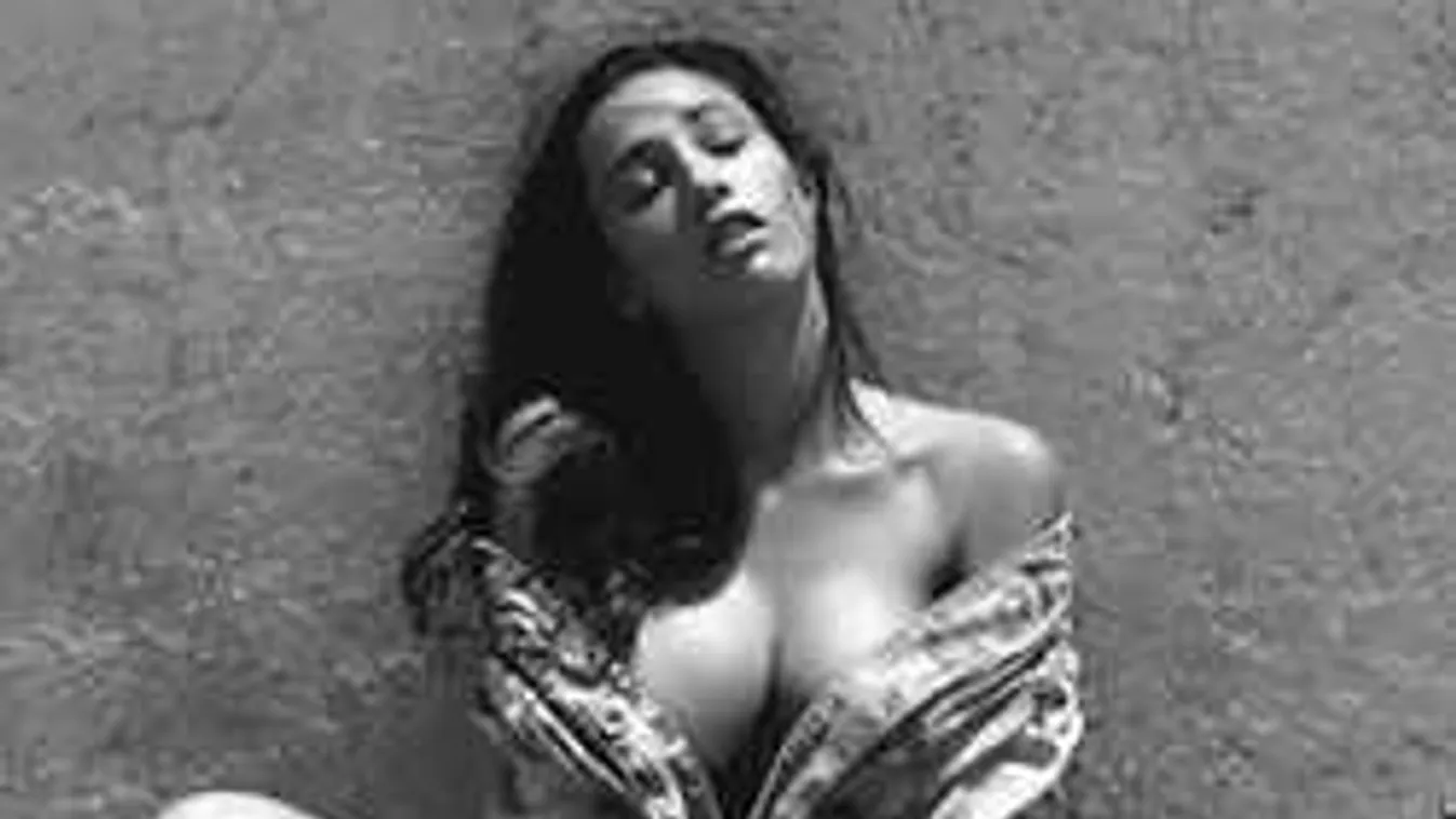 Forró fotó: ledobta a melltartót a bájos műsorvezetőnő