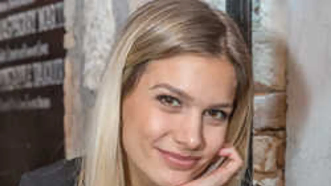 Nyaralás közben sem pihen, elképesztő fotó Weisz Fanniról