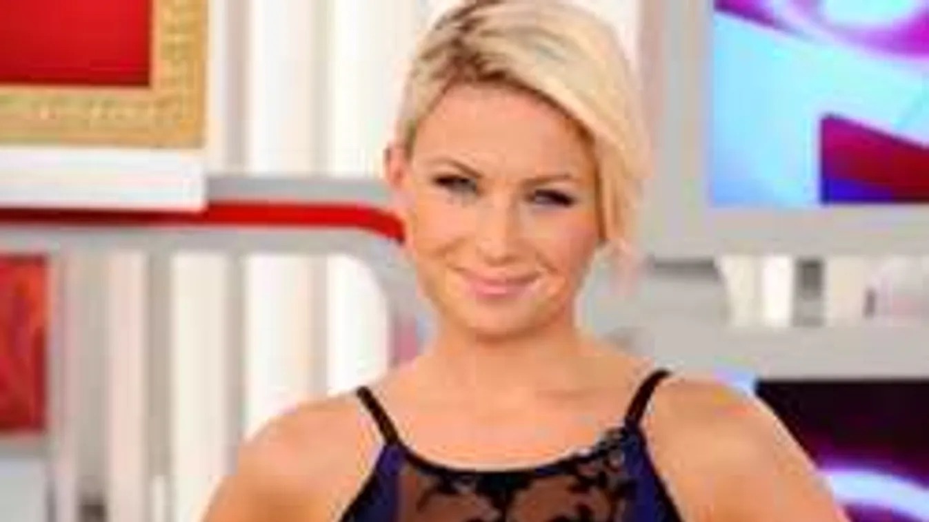 Pikáns fotó: pucéran terpeszt a szörfdeszkán a dögös magyar színésznő