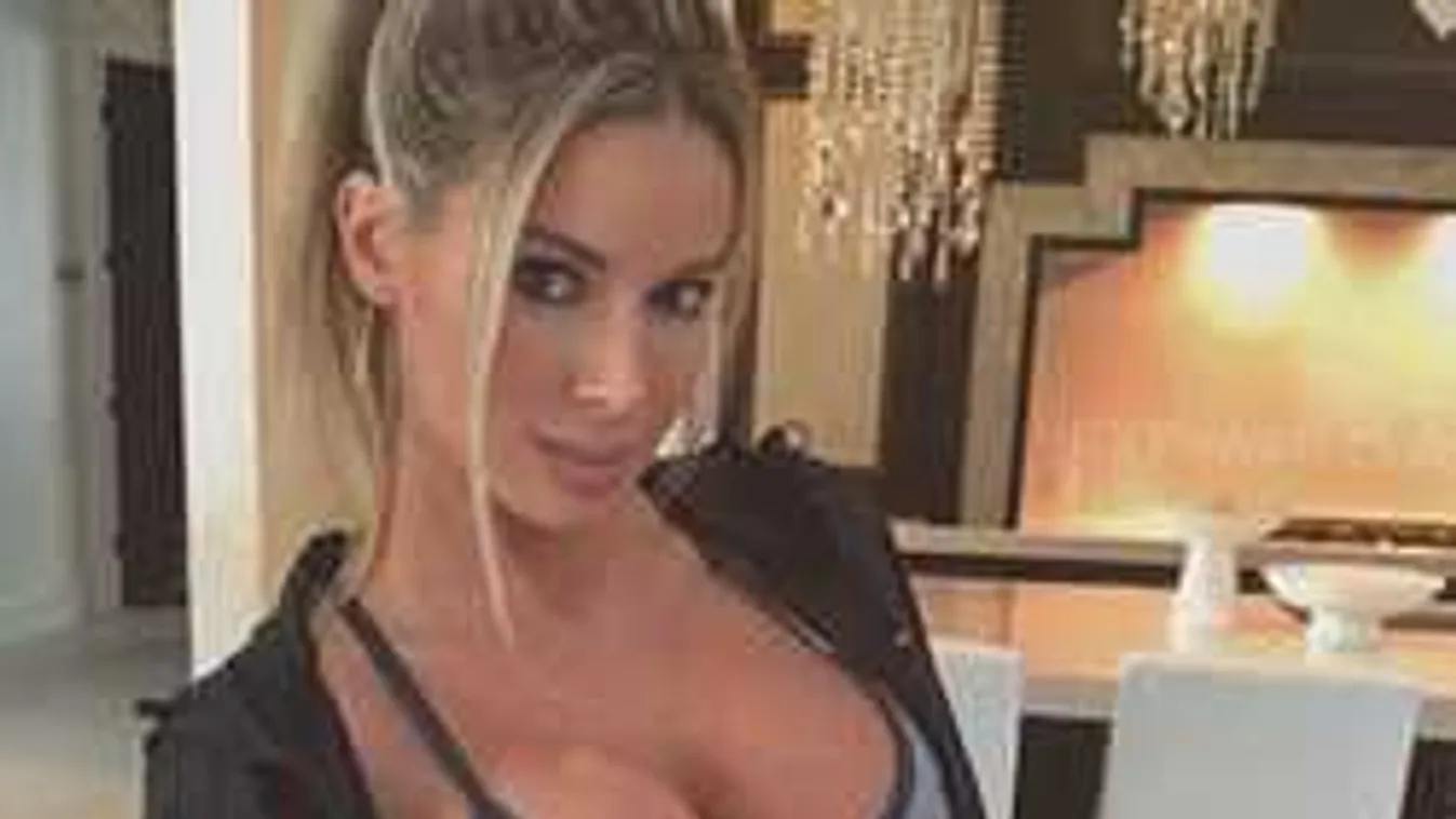 Meglesték a teraszon, meztelenül lépett ki a nagymellű színésznő