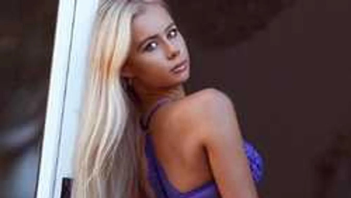 Kezeivel takarta csak kebleit, így kapták lencsevégre a híres modellt