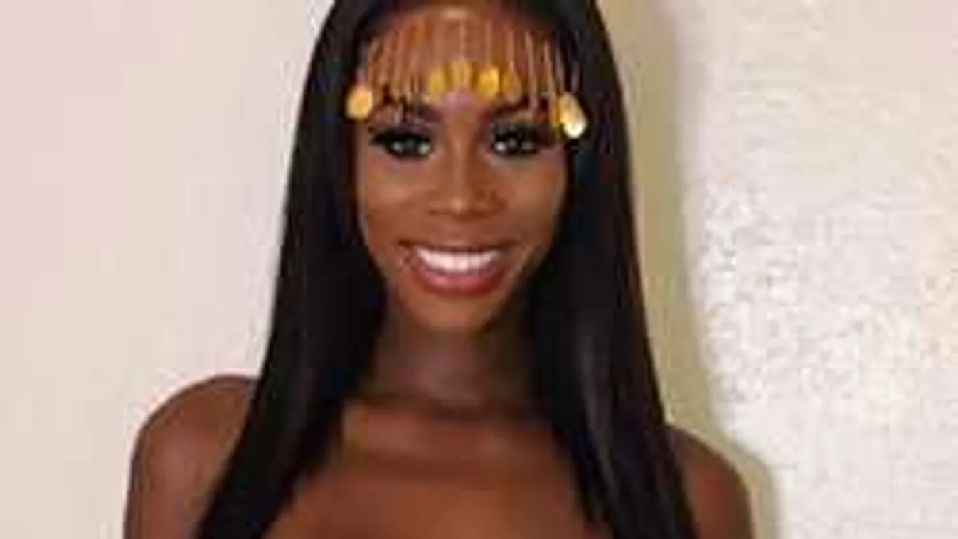 Valaki lefotózta a teraszán meztelenkedő bombázót!