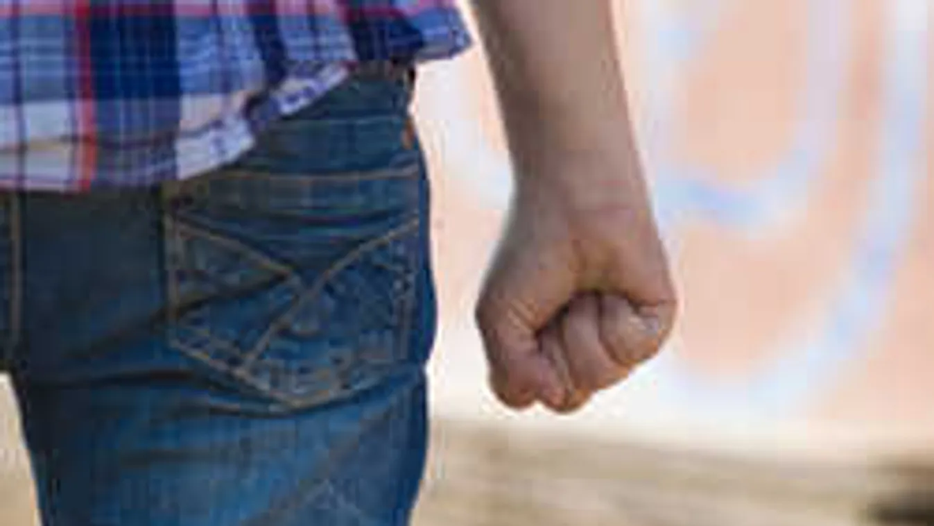 Döbbenet az áruháznál, mindenki csak nézte, ahogy a lányok összeverik egymást