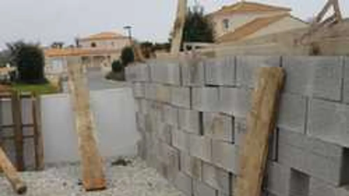 A nap képe! Befalazták Macron képviselőjét a saját házába