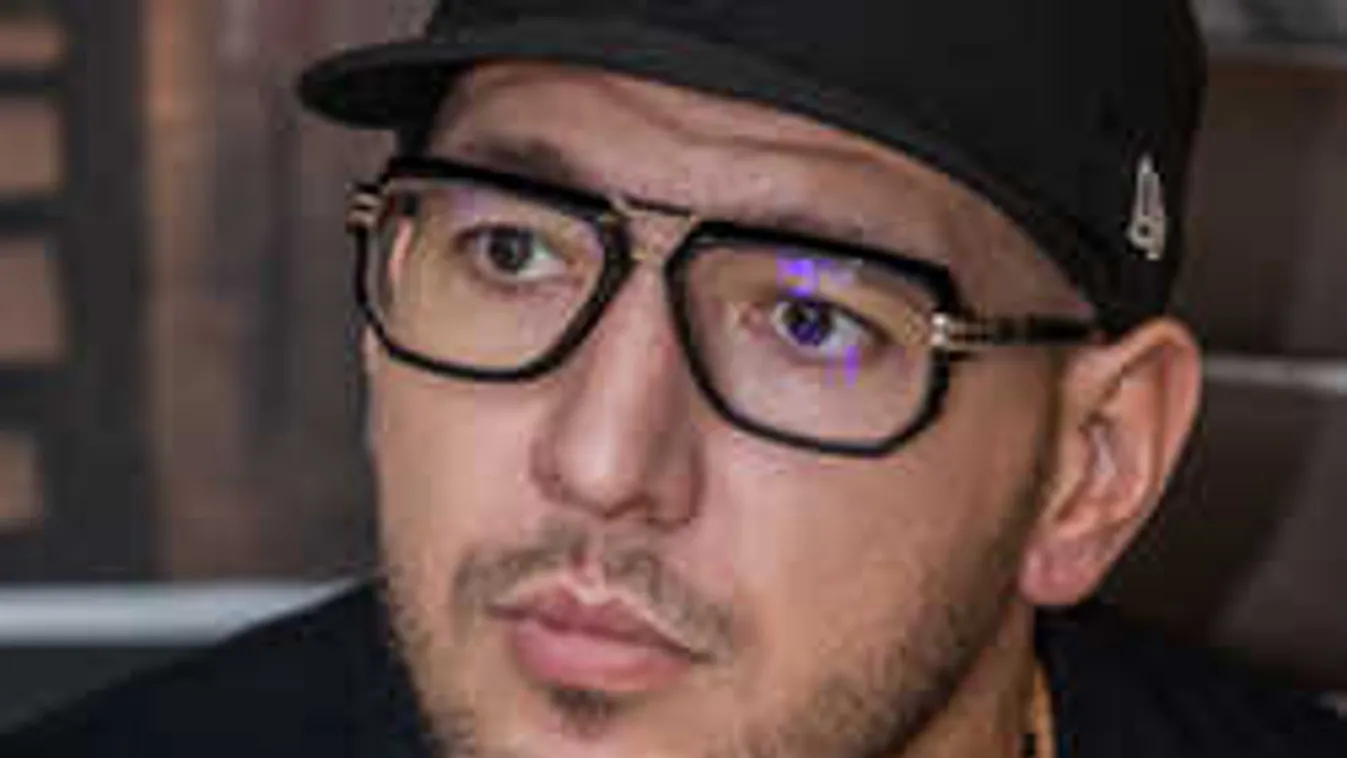 Ezt tette Curtis menyasszonya, míg párja a rehabon van